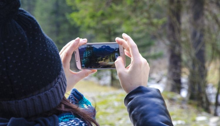 Ładowanie smartfona